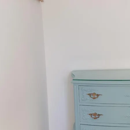 5min Walk To Subway & 10min Drive To Airport Apartment *