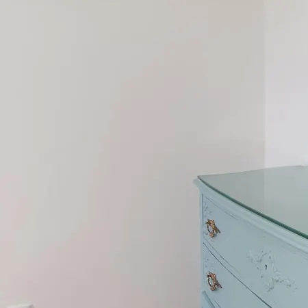 Apartment 5min Walk To Subway & 10min Drive To Airport *