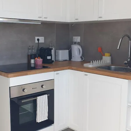 5min Walk To Subway & 10min Drive To Airport Apartment *