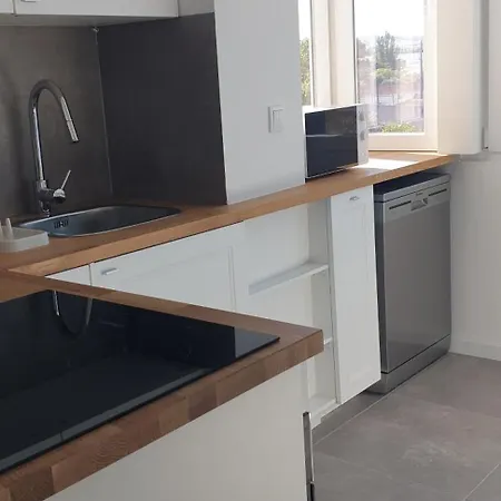 Apartment 5min Walk To Subway & 10min Drive To Airport Lisbon