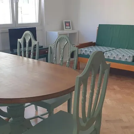 5min Walk To Subway & 10min Drive To Airport Apartment