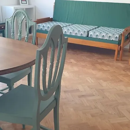 5min Walk To Subway & 10min Drive To Airport Apartment *