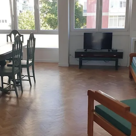 5min Walk To Subway & 10min Drive To Airport Apartment
