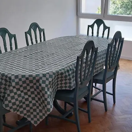 5min Walk To Subway & 10min Drive To Airport Apartment