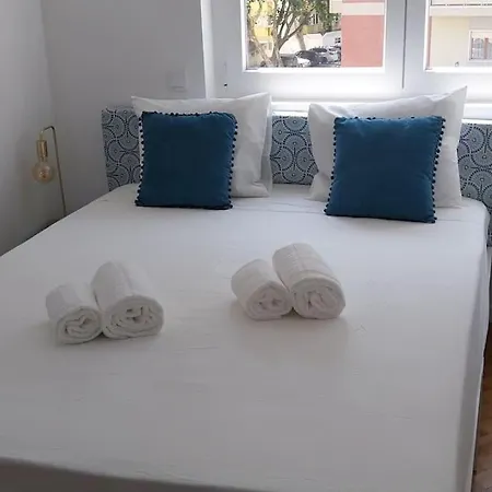 5min Walk To Subway & 10min Drive To Airport Apartment