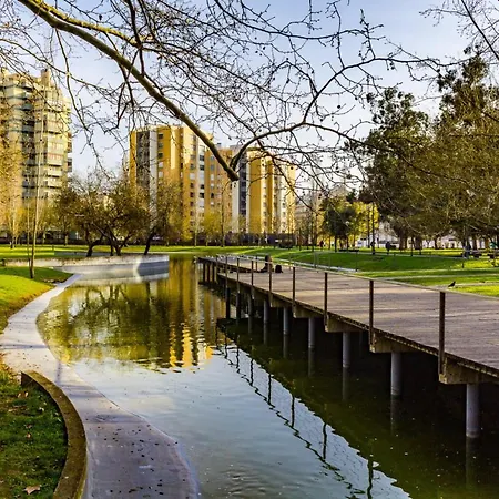Apartment 5min Walk To Subway & 10min Drive To Airport *