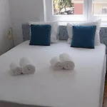 5min Walk To Subway & 10min Drive To Airport Apartamento