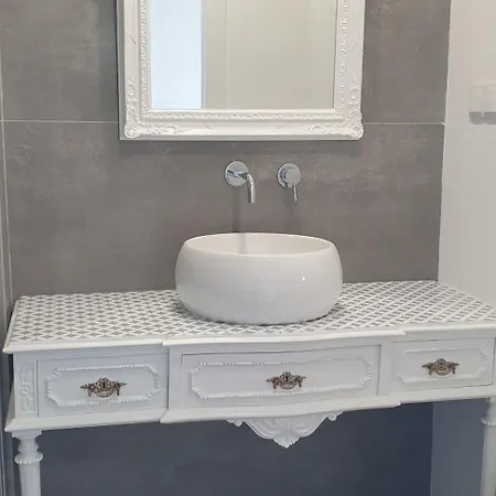 Self Check-in & 5min Walk Subway & 10min Drive Airport Apartment Lisbon