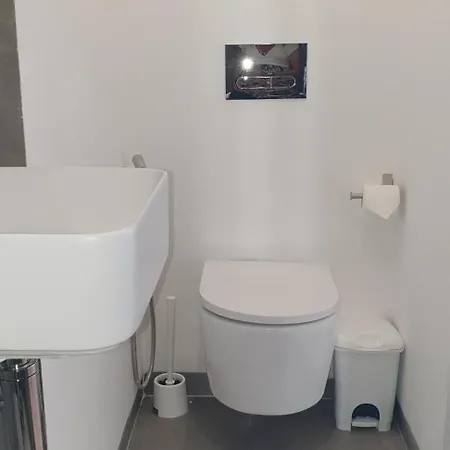 Self Check-in & 5min Walk Subway & 10min Drive Airport *