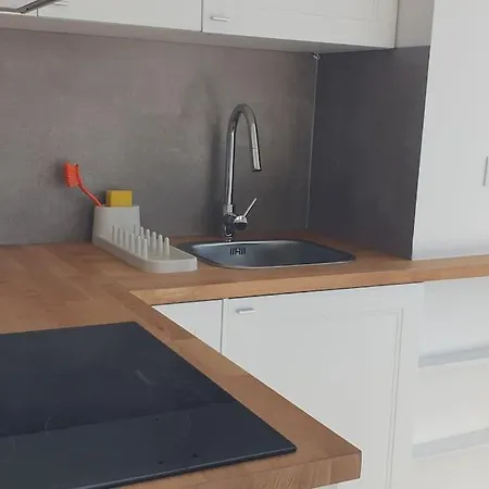 Apartment Self Check-in & 5min Walk Subway & 10min Drive Airport Lisbon