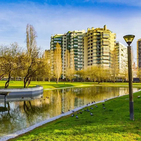 Self Check-in & 5min Walk Subway & 10min Drive Airport Apartment
