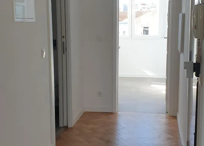 5min Walk To Subway & 10min Drive To Airport *