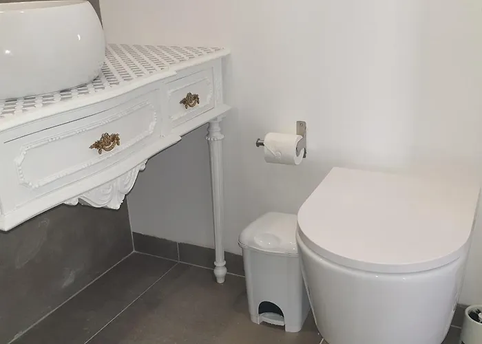 5min Walk To Subway & 10min Drive To Airport * Lisboa